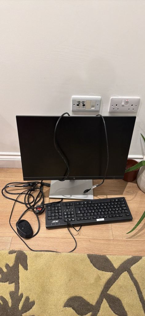 HP Computer Monitor with Keyboard and Mouse – Good Condition