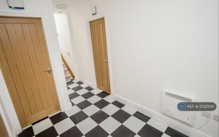 1 bedroom flat in Long Lane, Huddersfield, HD5 (1 bed) (#2722504)
