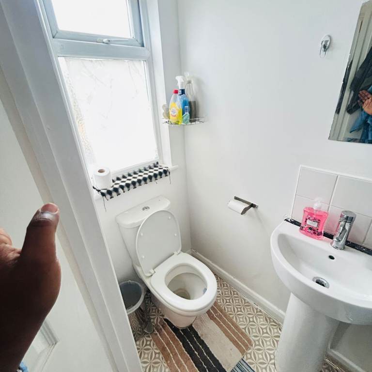 (AVAILABLE NOW!) with your own ensuite-toilet, NICE DOUBLE ROOM in Hornchurch, RM13 8NH FOR £757pcm