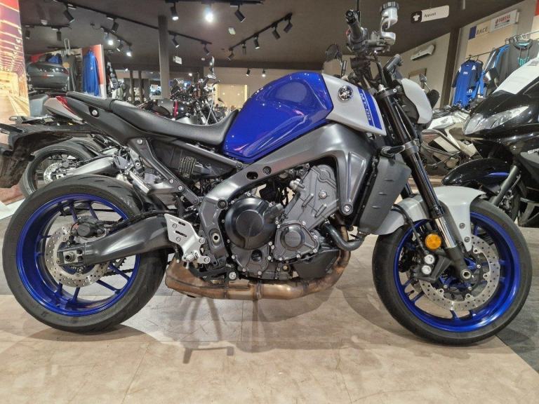 YAMAHA MT-09 IN BLUE HYPER NAKED