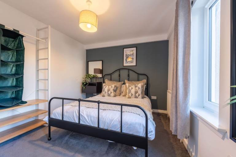 Single room with en suite bathroom in shared HMO flat