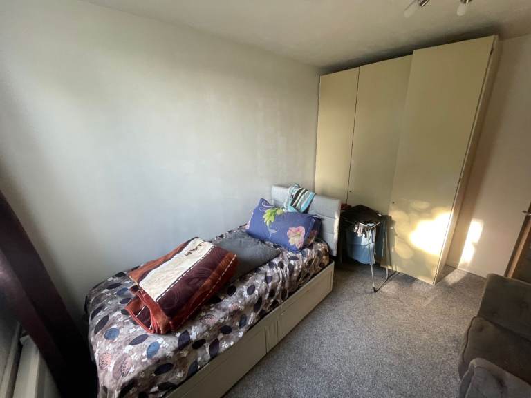 Spacious Room to Rent in Flat share in Mount Park Road Ealing W5 - All Bills Included