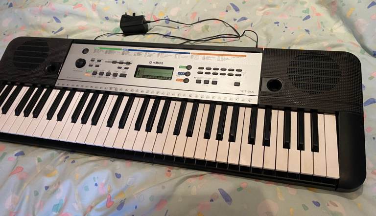 YAMAHA YPT-255 Electronic Keyboard and Power Adapter