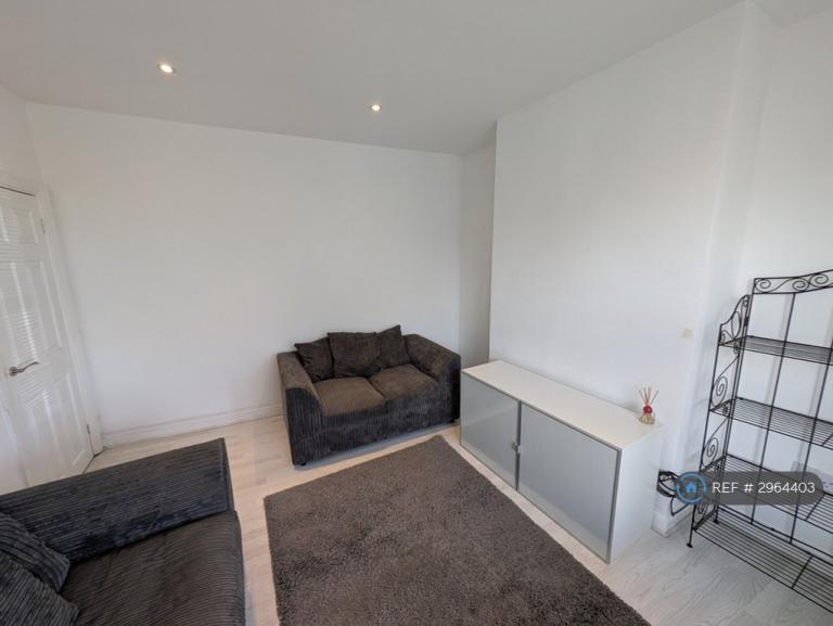 2 bedroom flat in Elmdene Road, London, SE18 (2 bed) (#2964403)