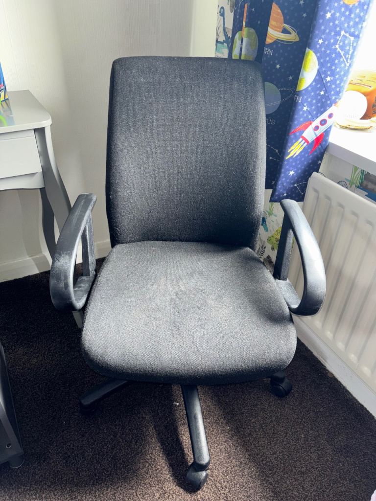 Grey Office Chair with Armrests – Fair Condition