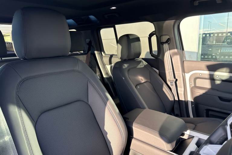 2025 Land Rover Defender 110 3.0 D250 MHEV X-Dynamic SE Auto 4WD Euro 6 (s/s) 5dr SUV Automatic