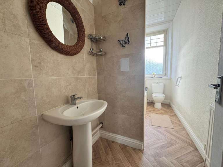 Traditional 2 Bed 1st Floor Flat Broomlands Street Paisley PA1 2LS - Available Now