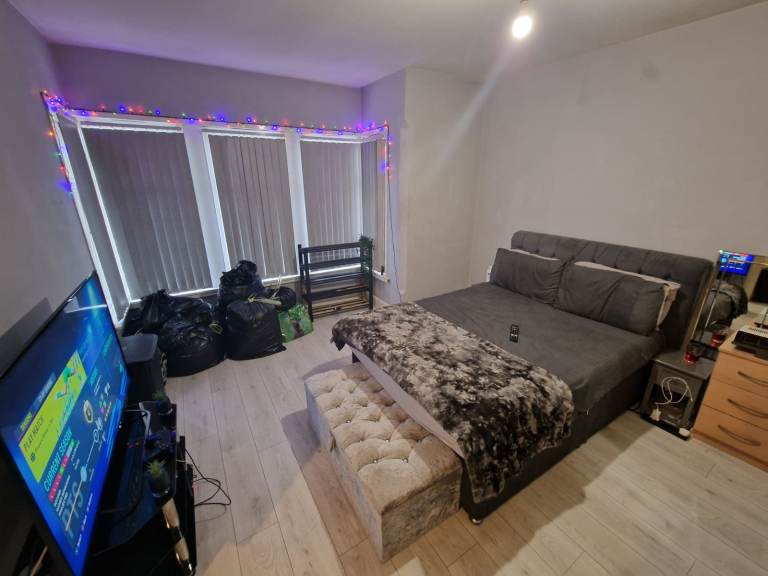 **Large Studio Room**Furnished**Ensuite Bathroom**Most Bills Included (+£75)**Kitchenette**