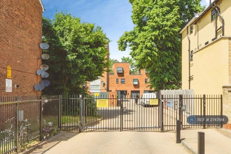 1 bedroom flat in Radlett Close, London, E7 (1 bed) (#2747814)