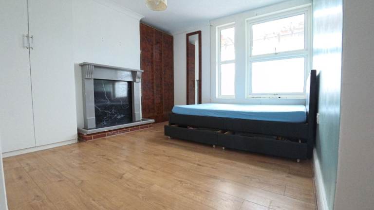 Large double room £750 ALL BILLS INCLUDED