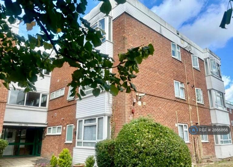 1 bedroom flat in Colnbrook, Slough, SL3 (1 bed) (#2866868)