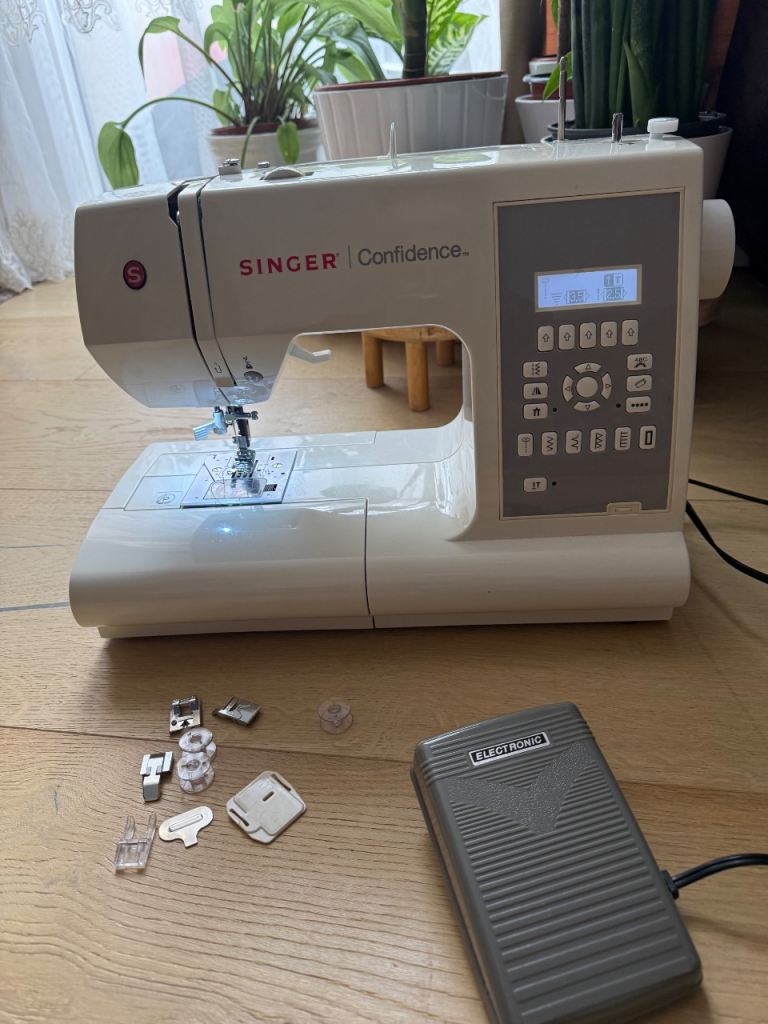 Singer Confidence 7470 a computerised sewing and quilting machine 225 built-in stitches 