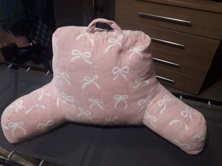Pink Reading Pillow with Bows – Good Condition