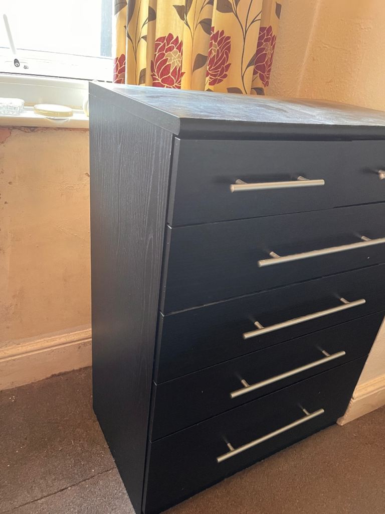Black Chest of Drawers with 6 Drawers – Good Condition