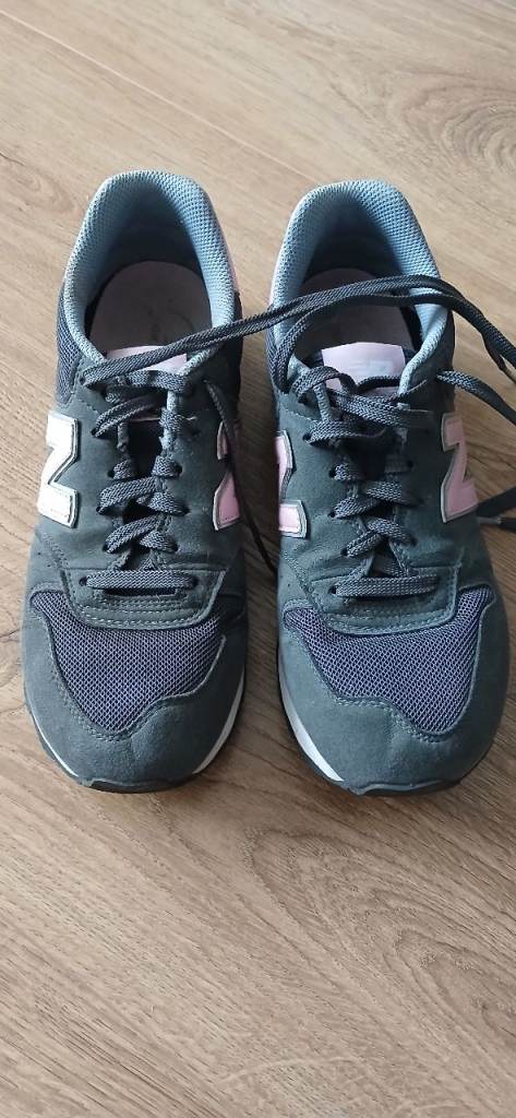 GREAT LADIES DARK GREY/PINK NEW BALANCE - SIZE 6