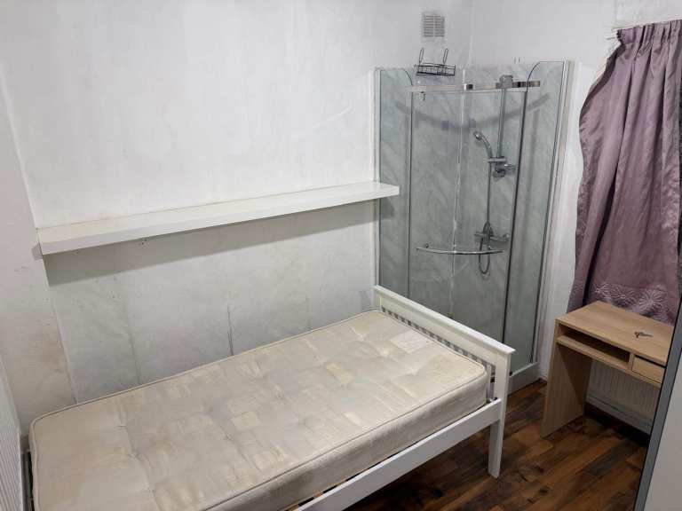  Single Room with ensuite shower All Bills Included 