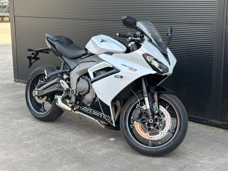2024 TRIUMPH DAYTONA 660 IN CRSTAL WHITE ONE OWNER