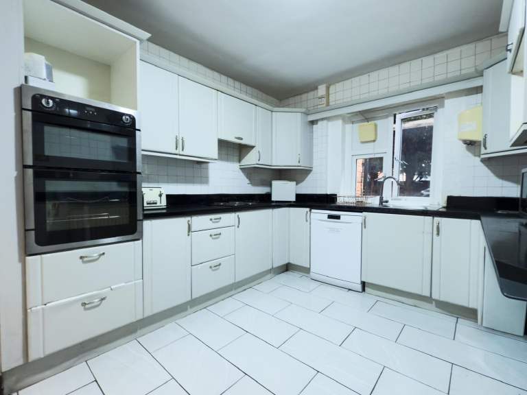 Spacious & Cosy Double Room For Rent AT CV2 2EG