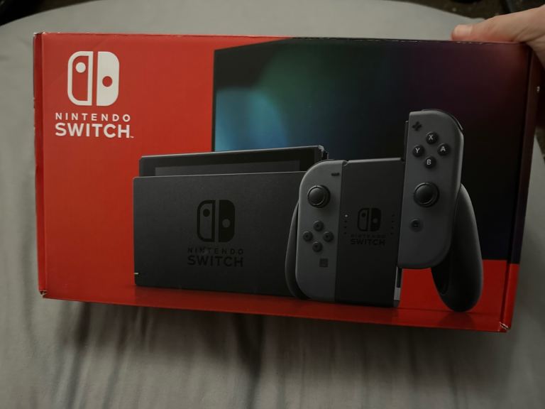 32 GB Nintendo switch everything in the photos is what you get 