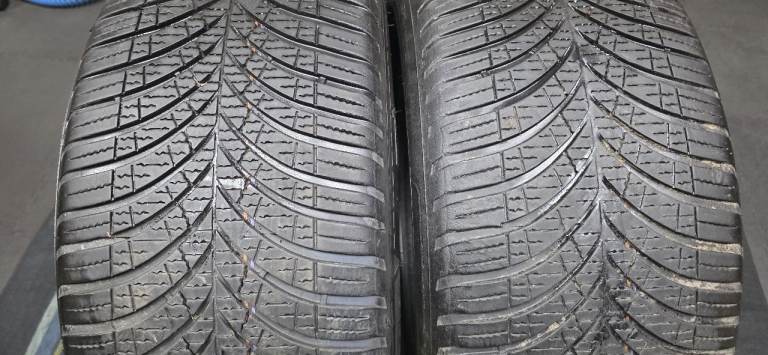 235 45 18  2 x Tyres Goodyear Vector 4 Season