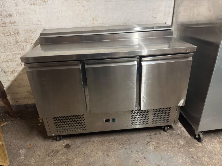 Refrigerated Pizza Prep Table 3 Doors Sandwich Top