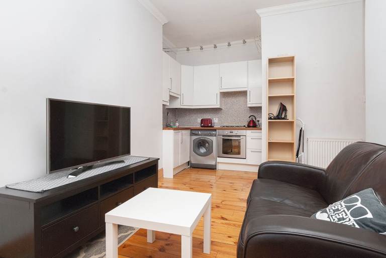 Excellent, 1 bedroom and box room, 2nd floor flat in the heart of Gorgie - available March