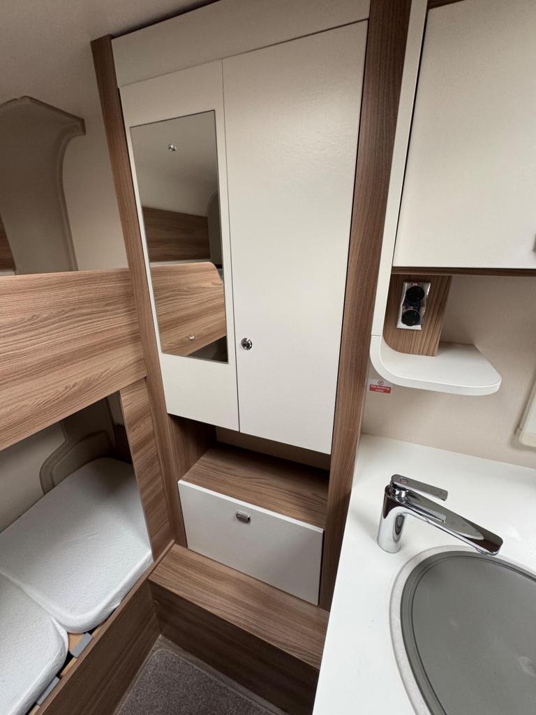 SWIFT ESCAPE 695 - 2017