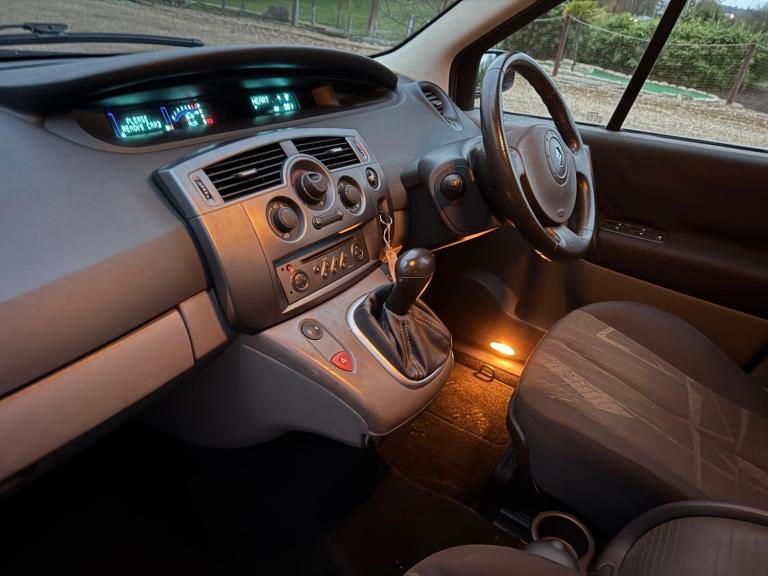 2005 Renault Megane 1.6 VVT Dynamique 5dr Auto MPV PETROL Automatic