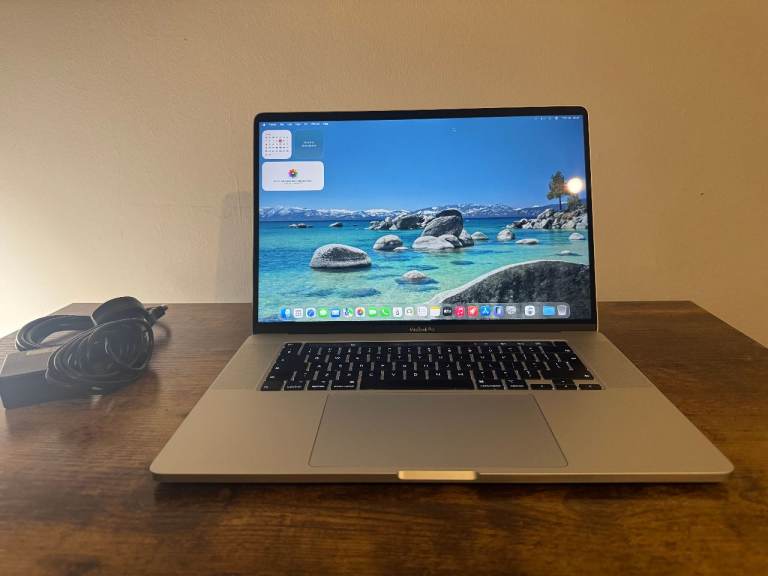 MacBook Pro 16 inch 2019 / 6-Core i7 / 16 GB RAM / 512GB SSD / TouchBar / A2141 / Silver