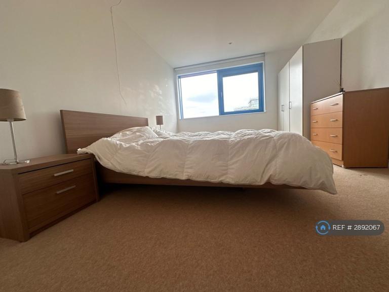 1 bedroom flat in Western Gateway, London, E16 (1 bed) (#2892067)