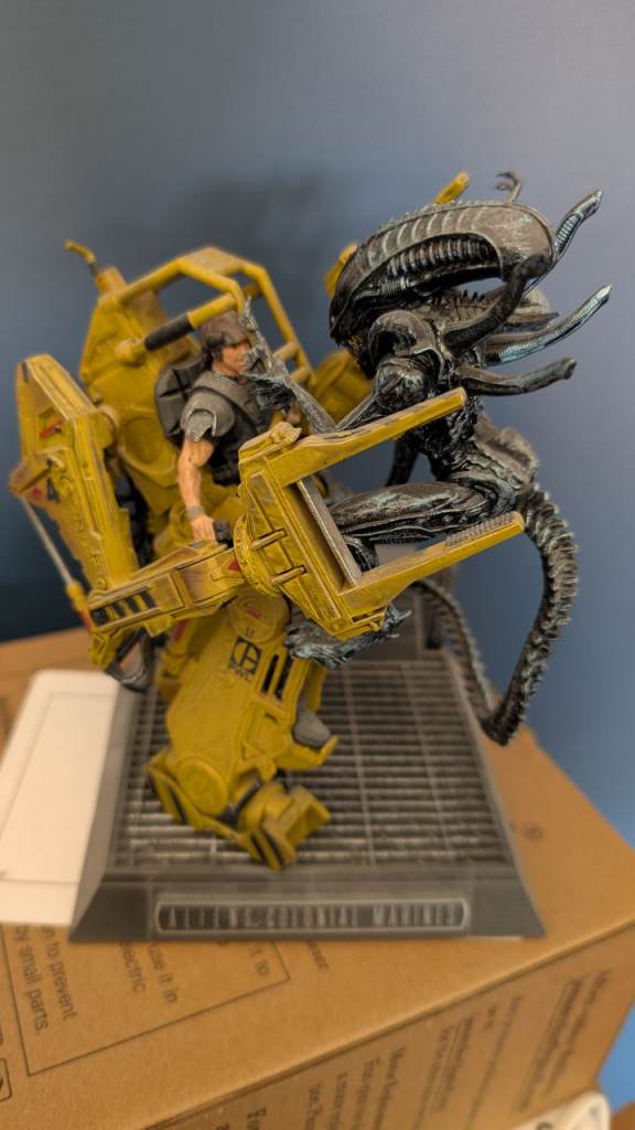 Aliens: Colonial Marines Collector's Edition Powerloader vs Xenomorph Model