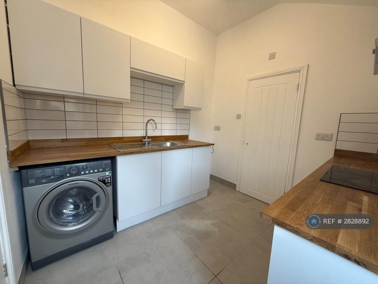 2 bedroom flat in Lewes Road, Brighton, BN2 (2 bed) (#2828892)