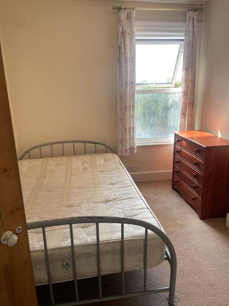 Great Double Room in Fabulous Two Storey House - Perfect for East 15 Students