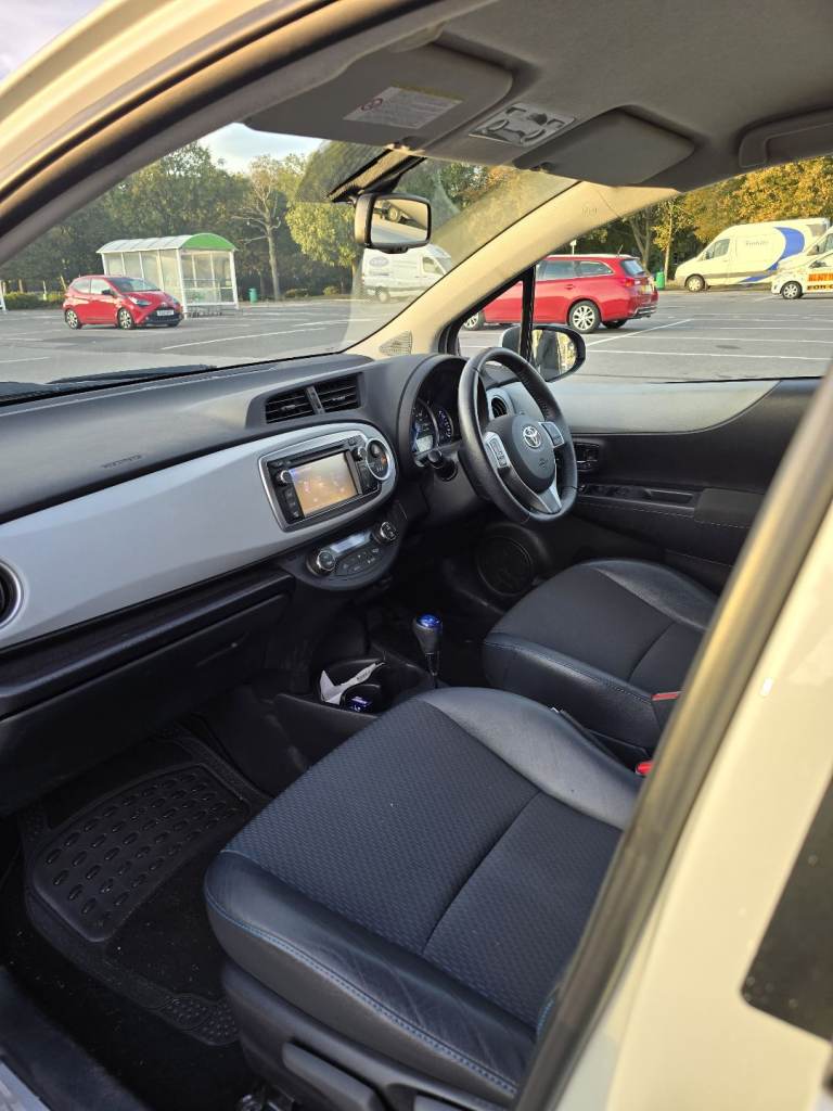 Automatic Toyota Yaris hybrid 1.5 VVT-CVT,5 Hatchback Petrol/Electric