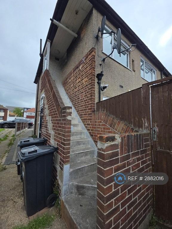 2 bedroom flat in Fullwell Avenue, Ilford, IG6 (2 bed) (#2882016)