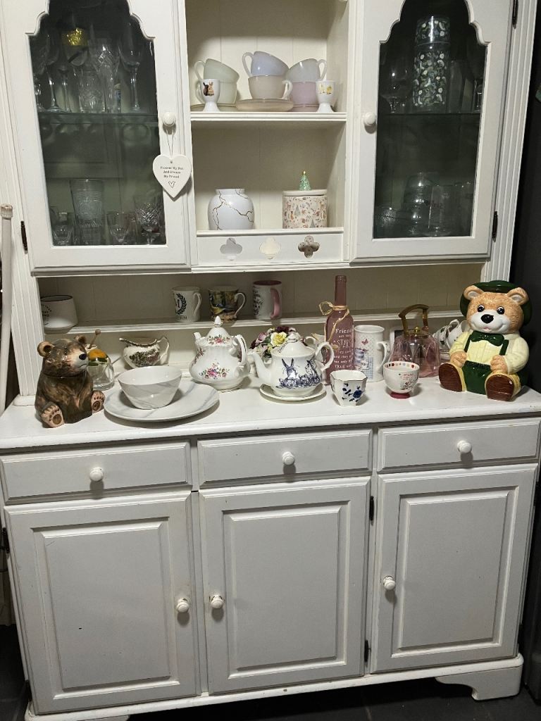 Free beautiful Welsh dresser lights up