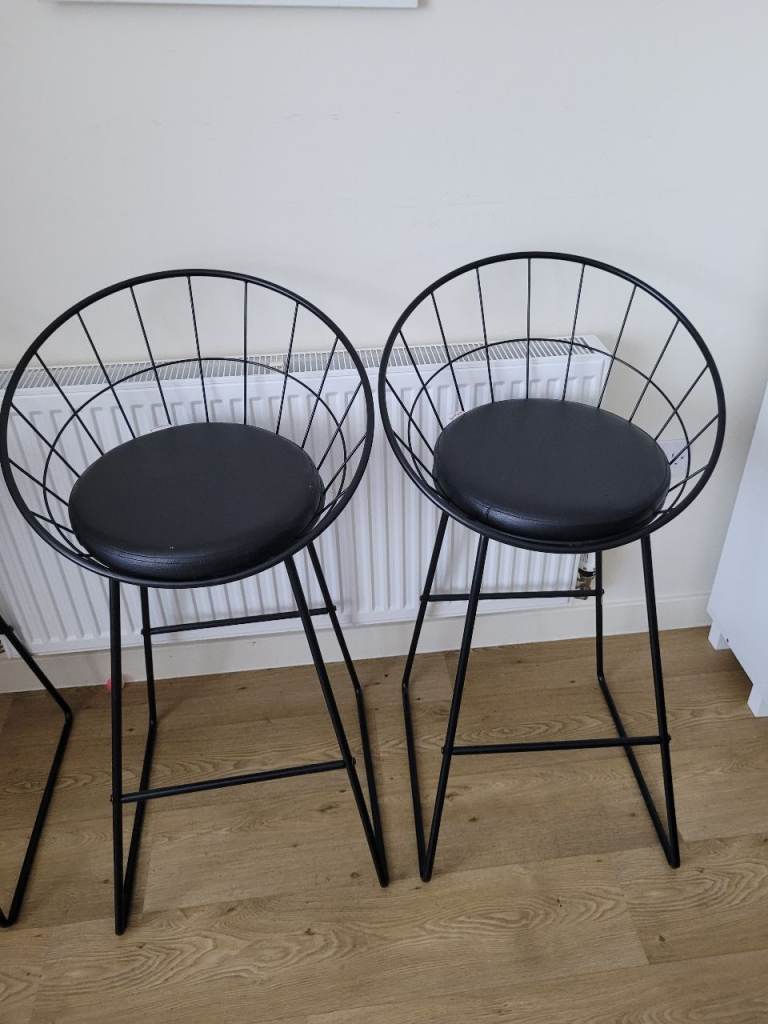 Pair of Black Metal Wire Bar Stools – Good Condition