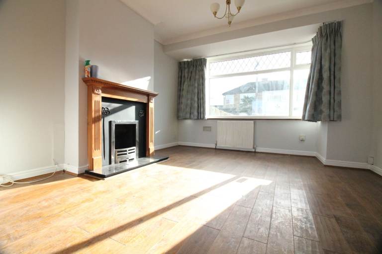 REFURBISHED THREE BEDROOM HOUSE WITH DRIVEWAY & GARDEN- HILLINGDON UXBRIDGE ICKENHAM HAYES RUISLIP