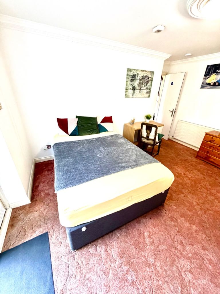 *** Very spacious double room with patio door, GARDEN , PARKING ***