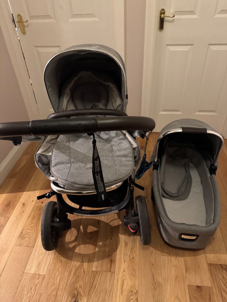 Mamas & Papas Ocarro Pram and Carrycot - signature edition woven grey 