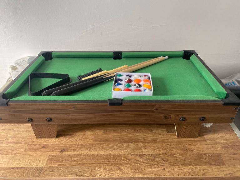 Mini pool table 