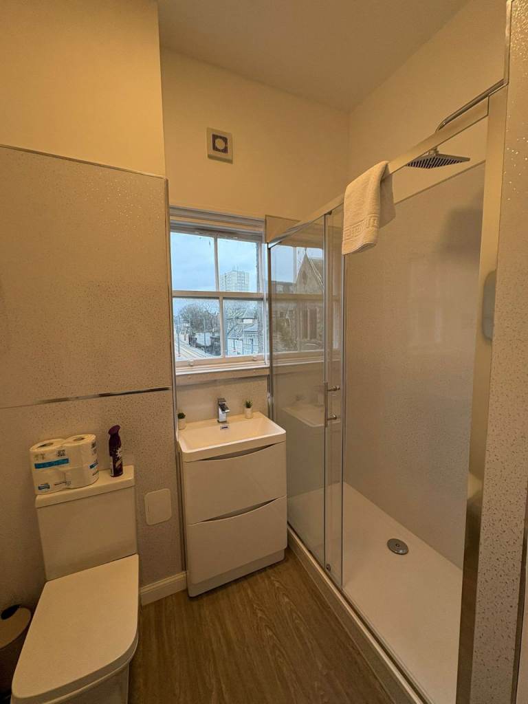 ***** CENTRAL APARTENTS ****** 600£ Per week 