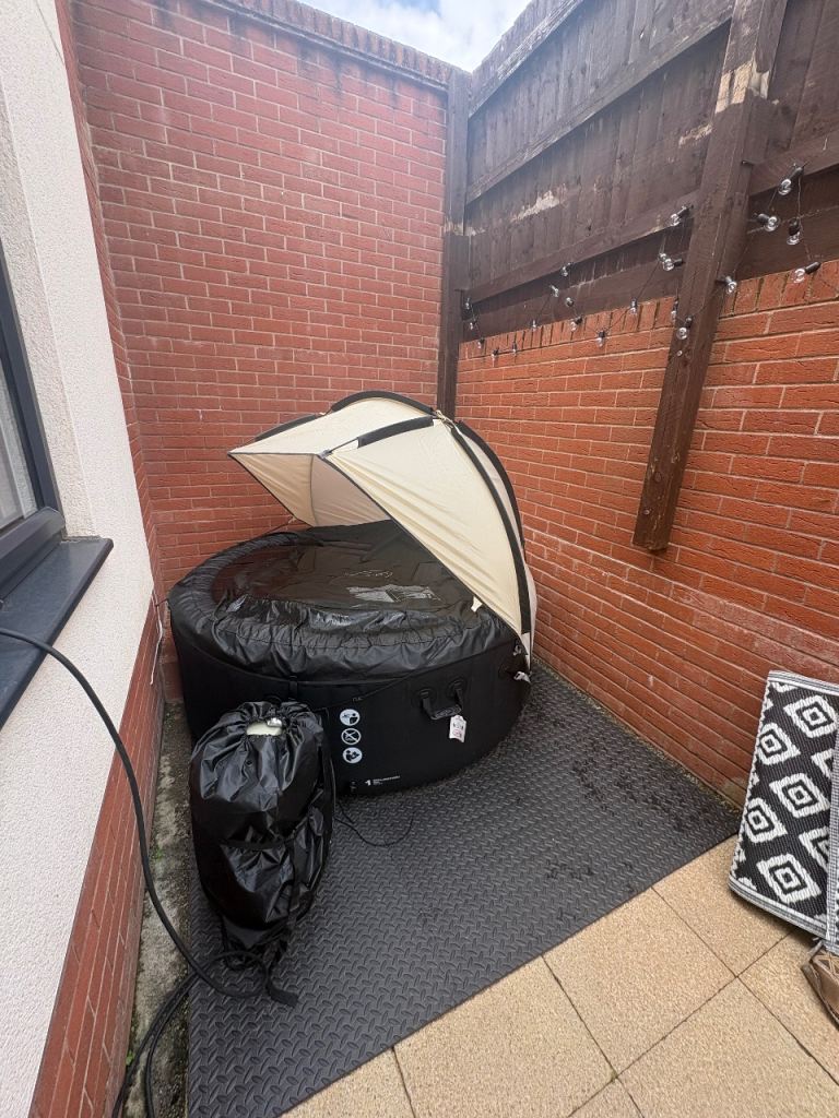 Lay-Z-Spa Miami Hot Tub with Canopy and Chemicals – immaculate condition hardly used