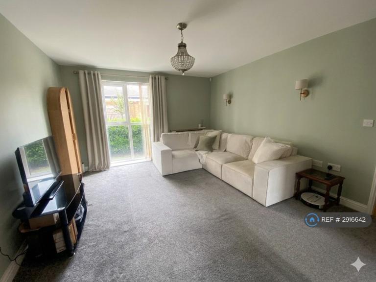 1 bedroom flat in Champness Road, Barking, IG11 (1 bed) (#2916642)