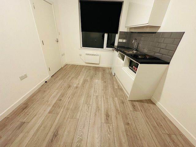 Studio flat available to rent in Ruislip - Victoria Road