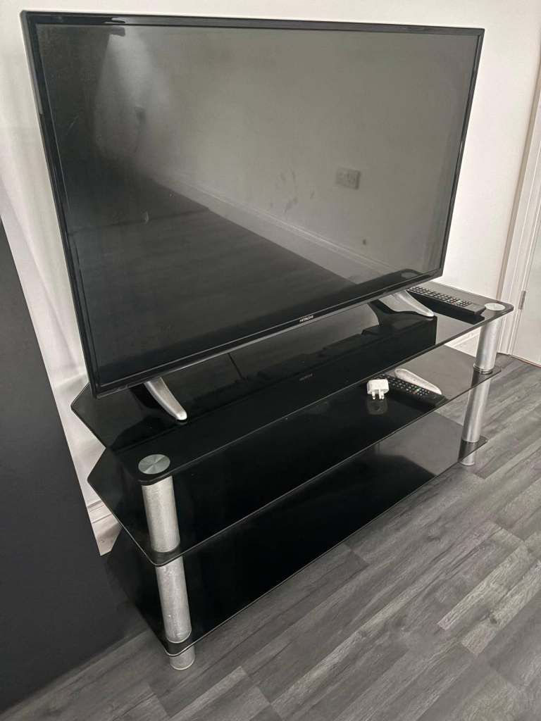 Hitachi 43HB6T72U 43" Smart TV + Black Glass TV Stand