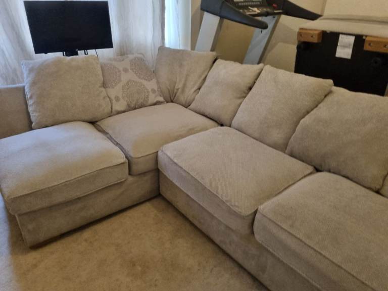 Corner sofa L shape  good condition dlevery available 