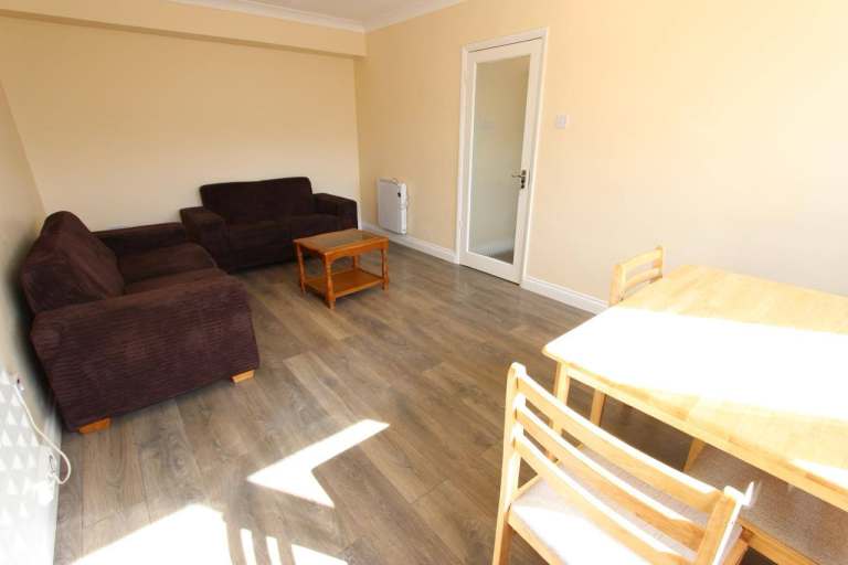 SHORT Walk to High Street. 2 BEDROOM Second Floor N12. AVAILABLE TODAY