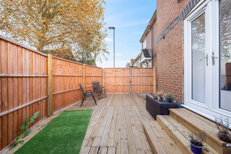  Furnished 2-Bedroom, 2-Bathroom House – Free Parking Included