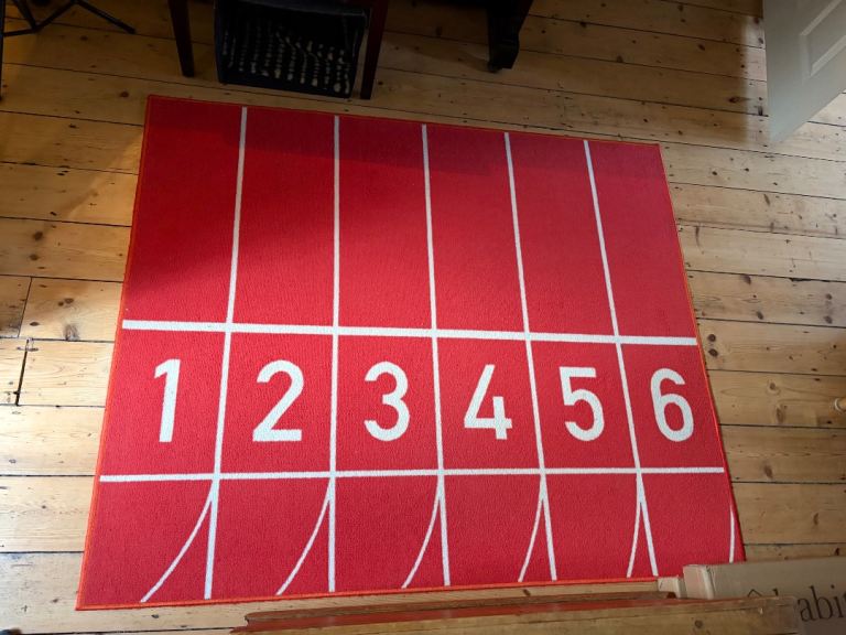 Red child's bedroom rug £5